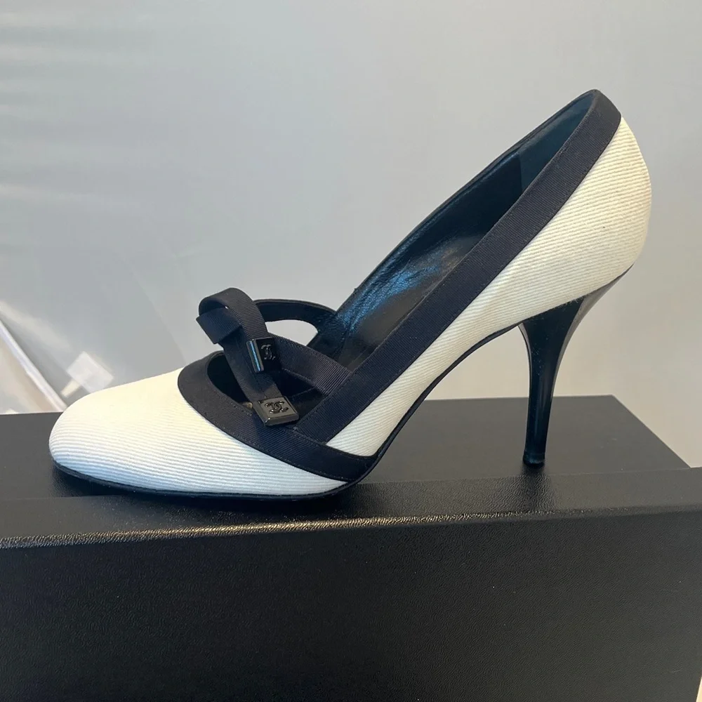 Chanel Interlocking CC High Heel Pumps - Picture 5 of 14